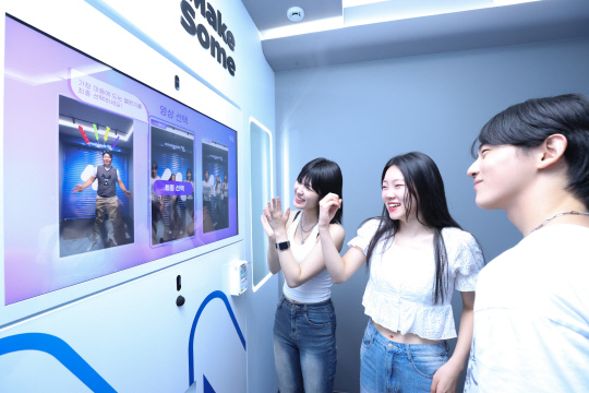 LG유플러스 사내벤처 '미니멀메이즈'가 서울 성수동에 숏폼 제작 공간 '맥썸 스튜디오' 1호점을 개장하고 콘텐츠 사업을 본격화한다. 사진은 모델이 맥썸 스튜디오에서 챌린지 영상을 촬영하는 모습. LG유플러스 제공